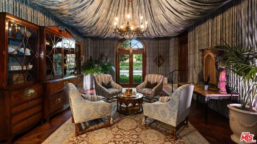Sitting room in Tyler Perry's Beverly Hills home